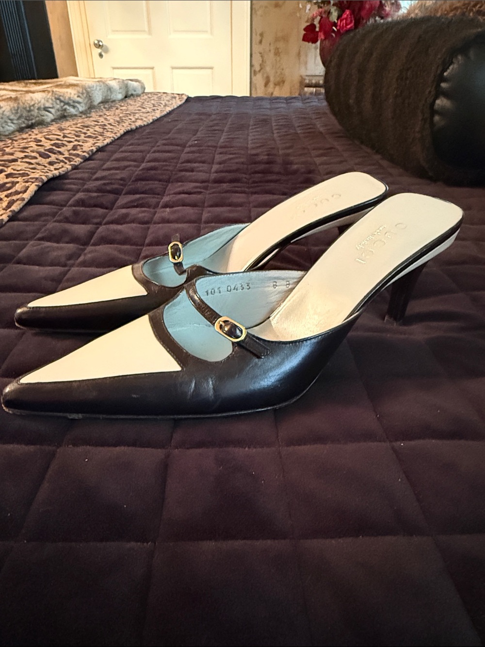 Gucci Two-Tone Pointed Mules - Black & Cream
